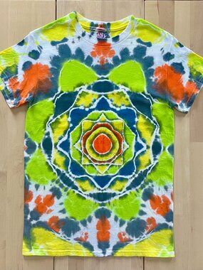 Gildan Unisex 8-Point Mandala Tie Dye T-Shirt size Small Green Blue Yellow Orang